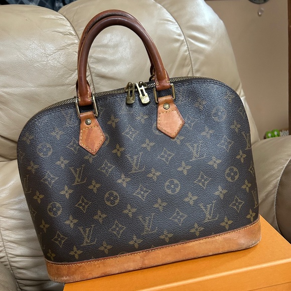 Louis Vuitton Handbags - Authentic Louis Vuitton ALMA pm monogram